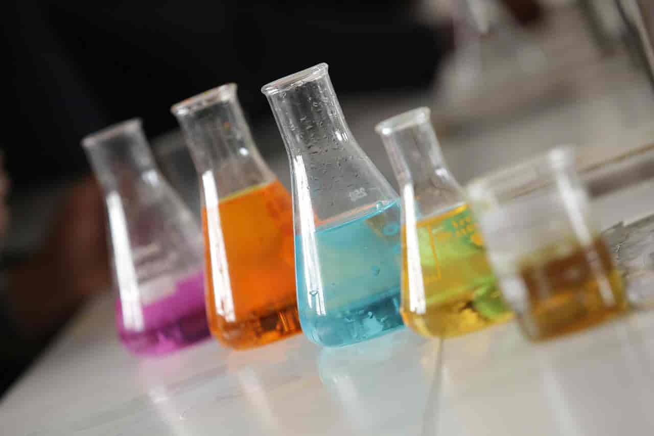 Elaborar perfumes con productos químicos sintéticos