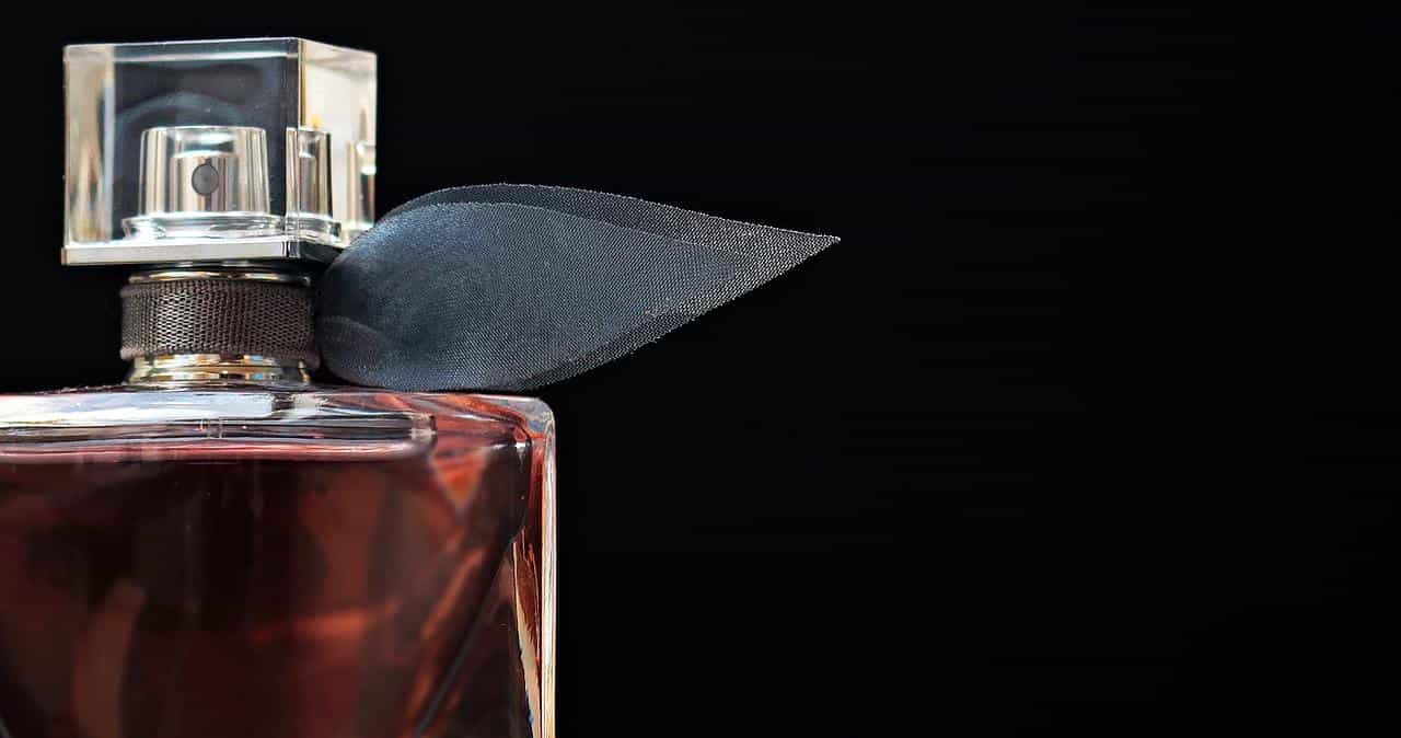 ¿Cuáles son las áreas corporales claves para aplicar el perfume?