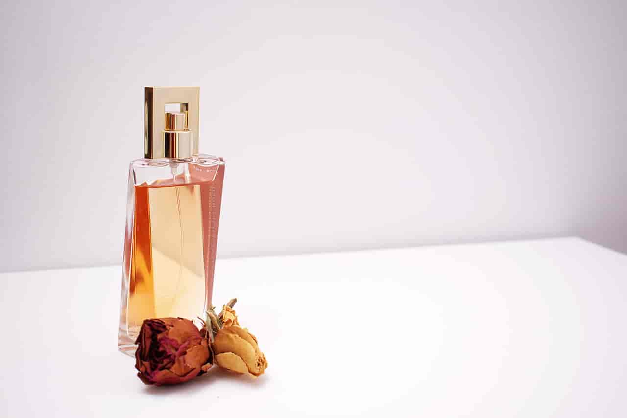 Citas famosas sobre perfumes para colgar en el espejo